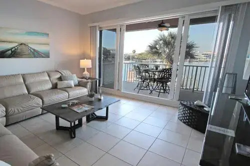 201 Harborview Grande