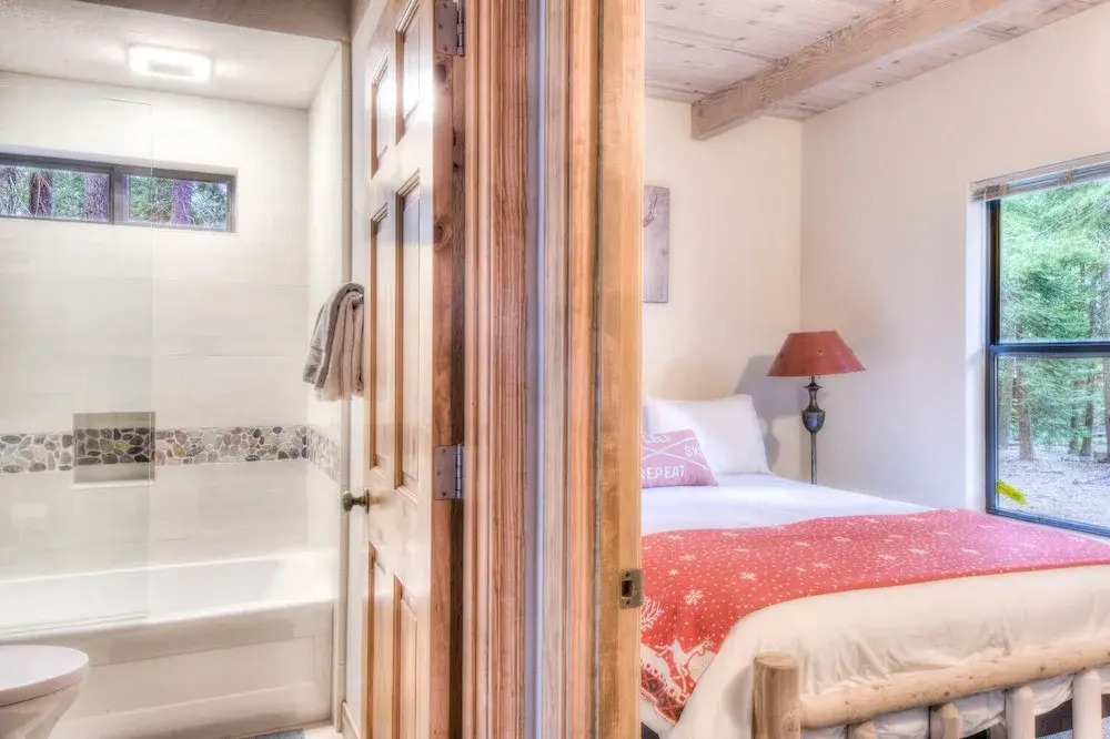 Relax at Rustic Tahoe Charm Minutes to Lake