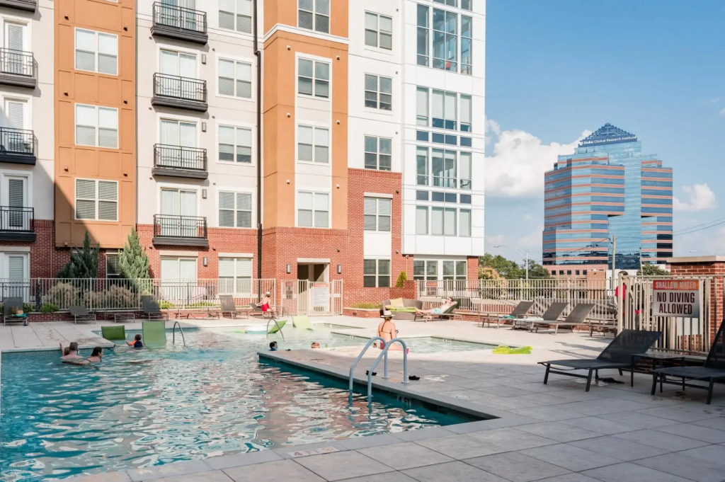 Hip & Vibrant 2 Bedroom Apartment with Parking & Wifi