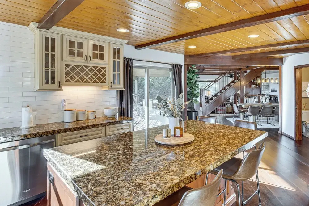 Lake Arrowhead Cabin: 4 Decks, Game Room + More!