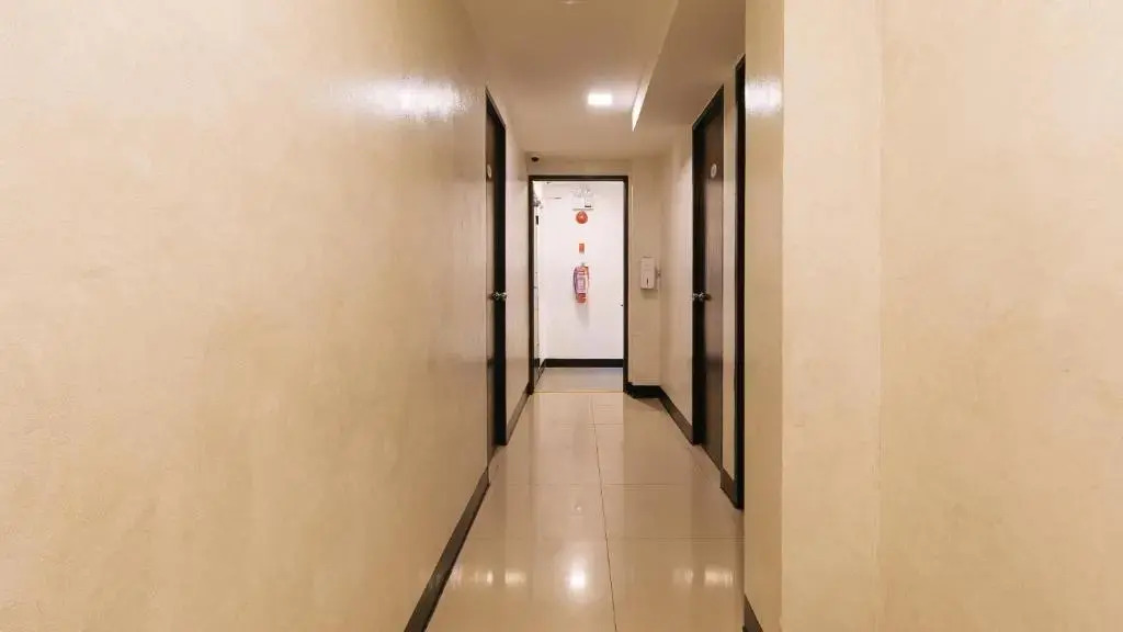 RedDoorz @ Walk Inn Hotel