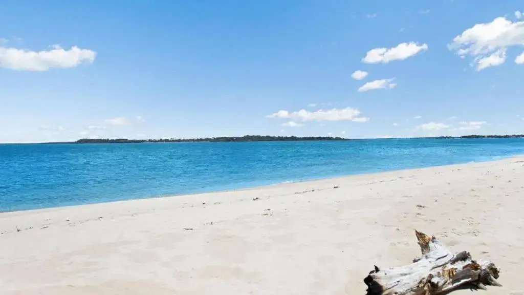 Charm and Comfort in this Ground floor unit with water views! Welsby Pde, Bongaree