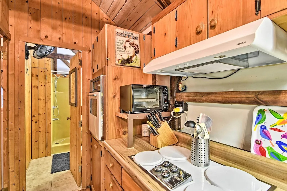 6 Mi to Grandfather Mtn: Lake Cottage w/ Deck