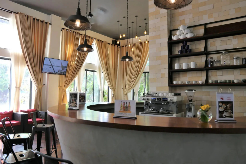 Yeak Loam Hotel