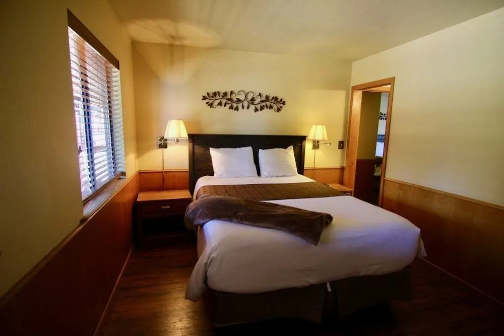 Tahoe Edgelake Beach Club by Coolvacay