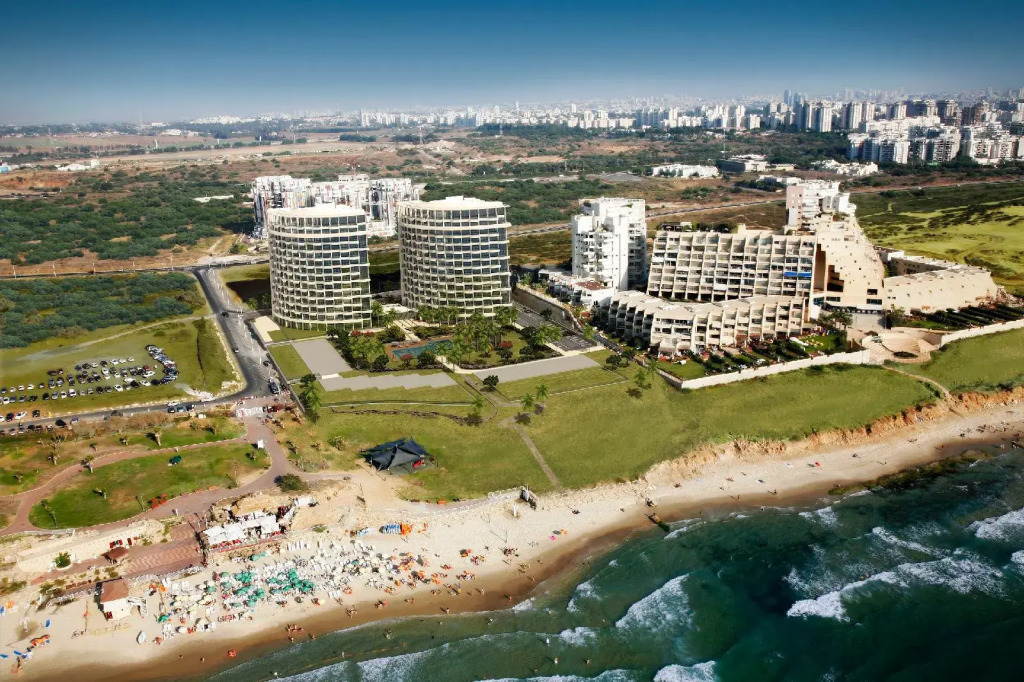 Play Hatzuk Beach