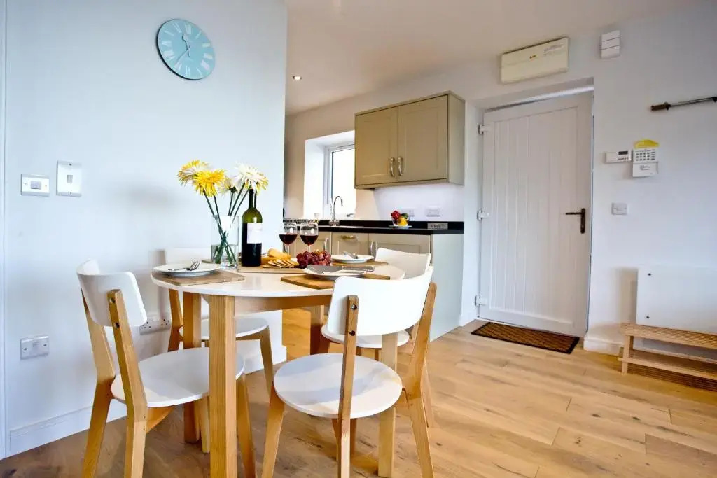Avocet 2 Luxury Apartment with Pool and Parking
