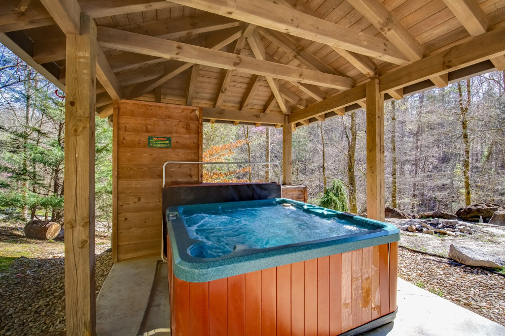 McCormack's Mill Custom Cabin with Hot Tub Resort Pool Arcade Games and 2 Miles from The Island