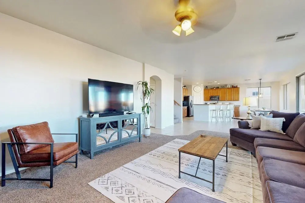 Hot Tub & Game Room: Poolside Paradise in Phoenix!
