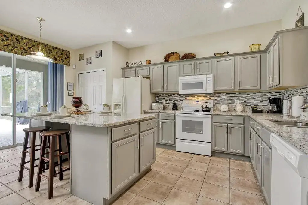 Mickeys Sunspot - 6 bed Emerald Island Resort pool home