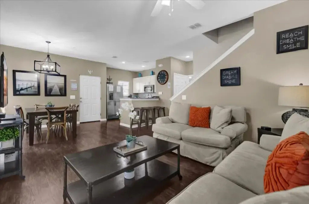 4 Bd 3 Ba Lucaya Village 13-108