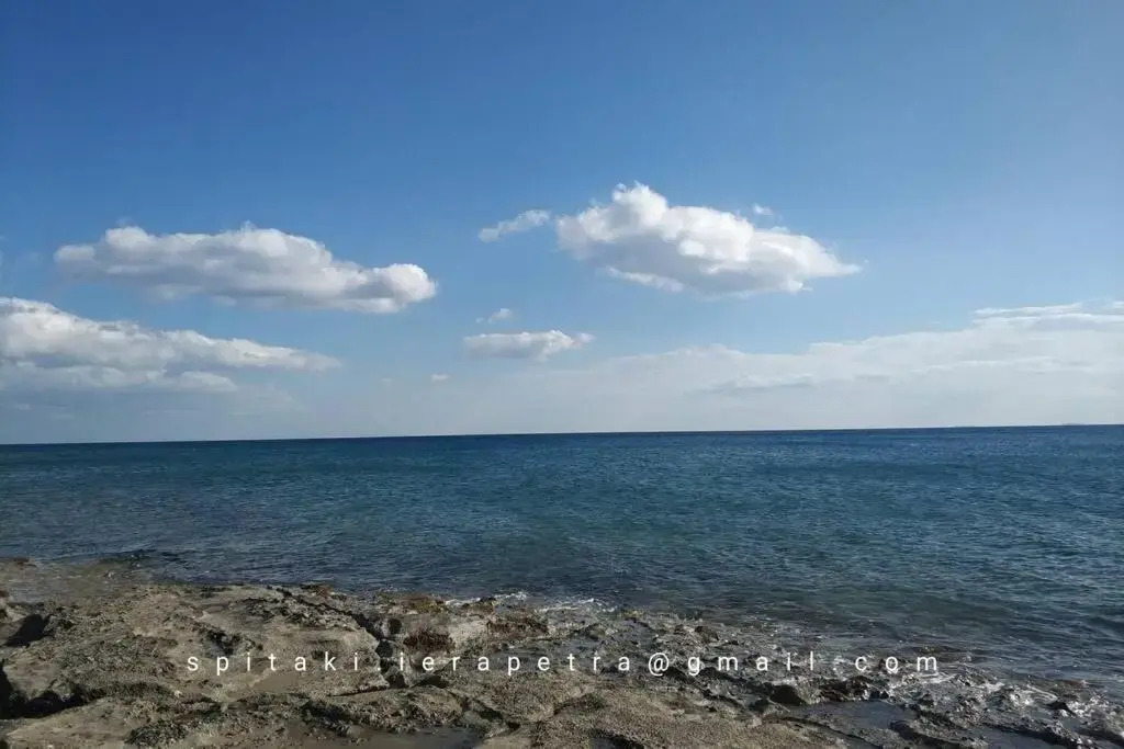 250 metres from the sea an independent tiny house with a yard full of flowers! Spitaki the Little House!