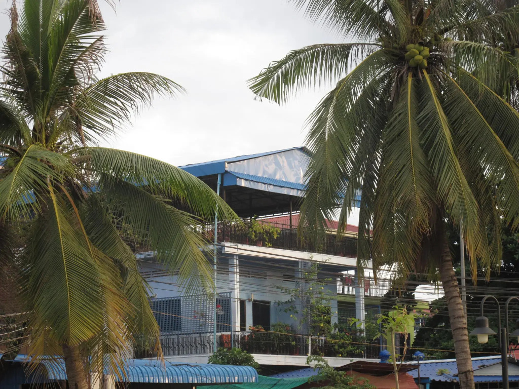 The 84 Hotel ( River Queen )