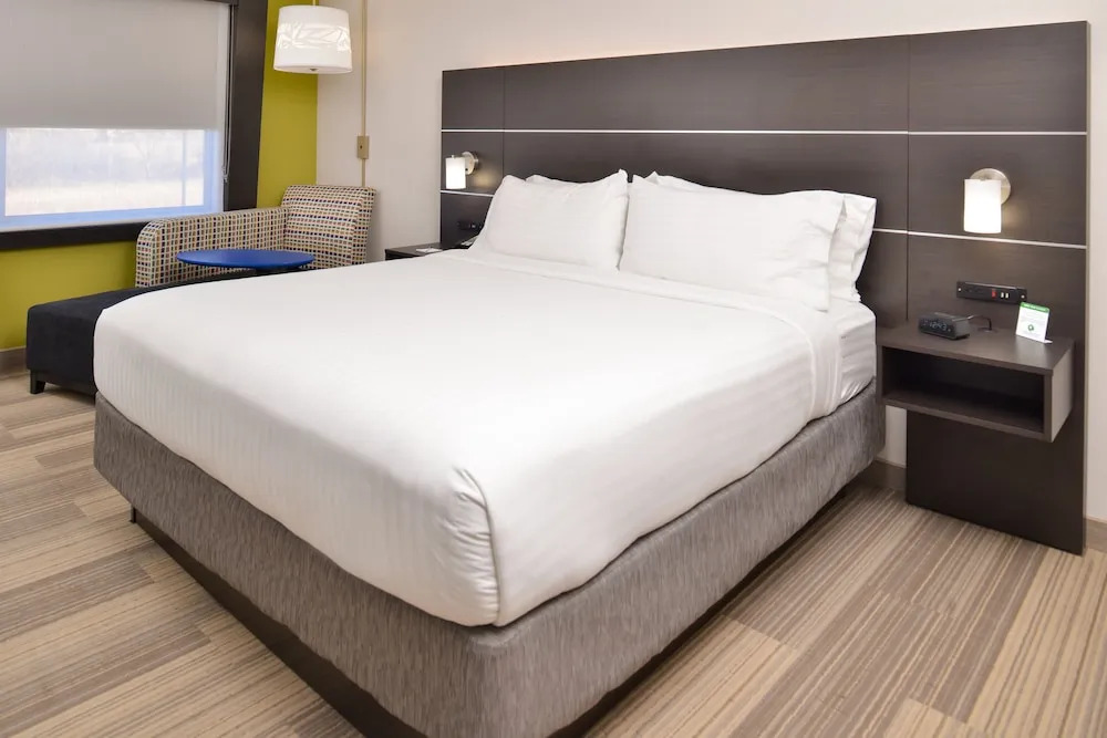 Holiday Inn Express & Suites - Kansas City - Lees Summit by IHG