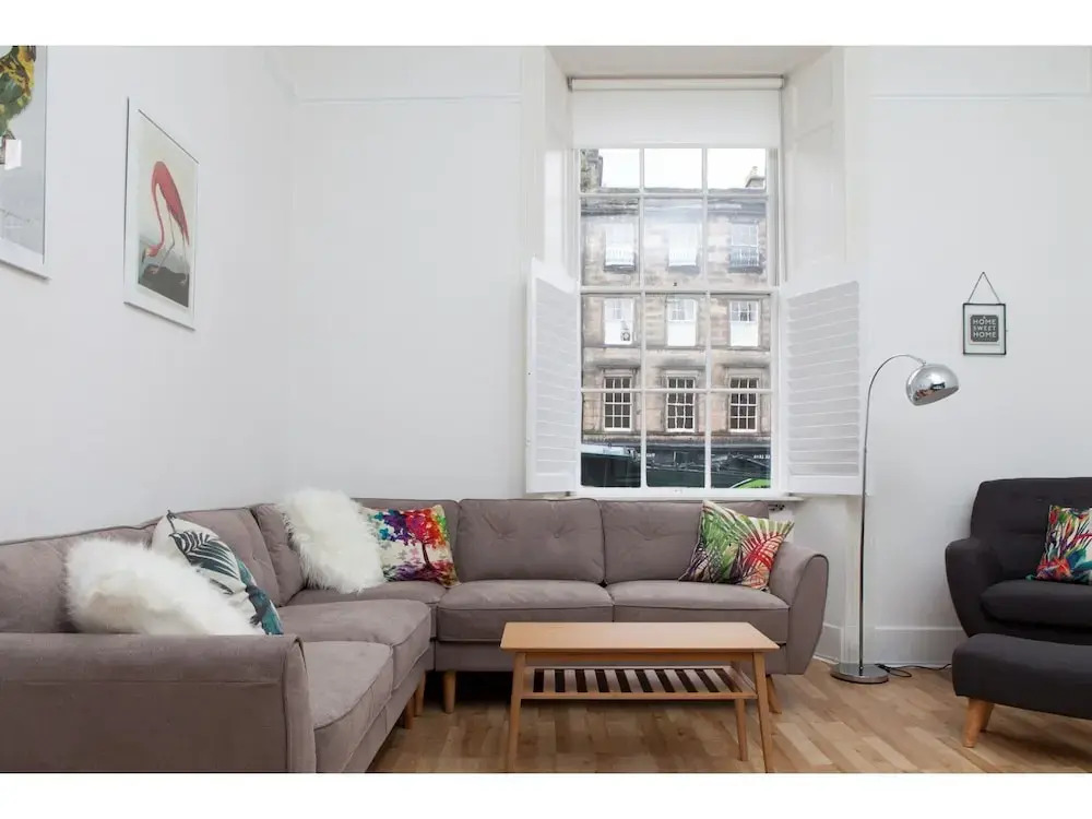 Comfy Flat for 5 in Edinburghs Lively New Town