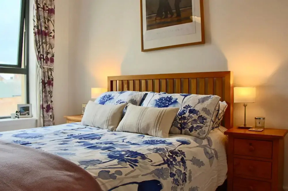 2 Bedroom Edinburgh Apartment In Great Location