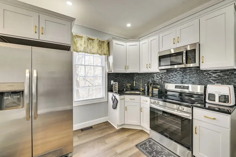 2 Mi to Downtown: Charming Apt in Schenectady!