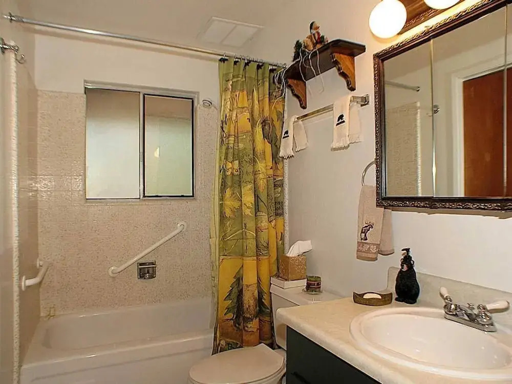Tahoe Tree House  1831m 3 Bedroom Cabin