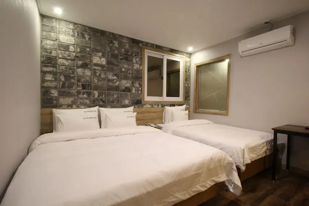 Play Hotel