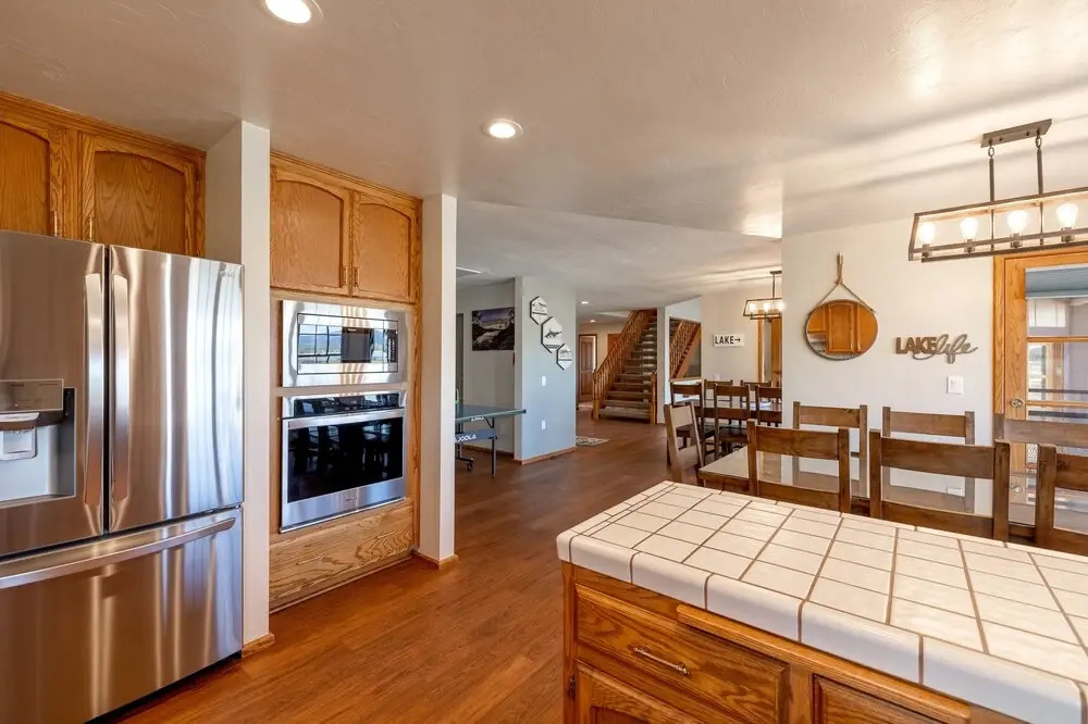 26 - Lakefront Chalet 3 Bedroom Home by Redawning