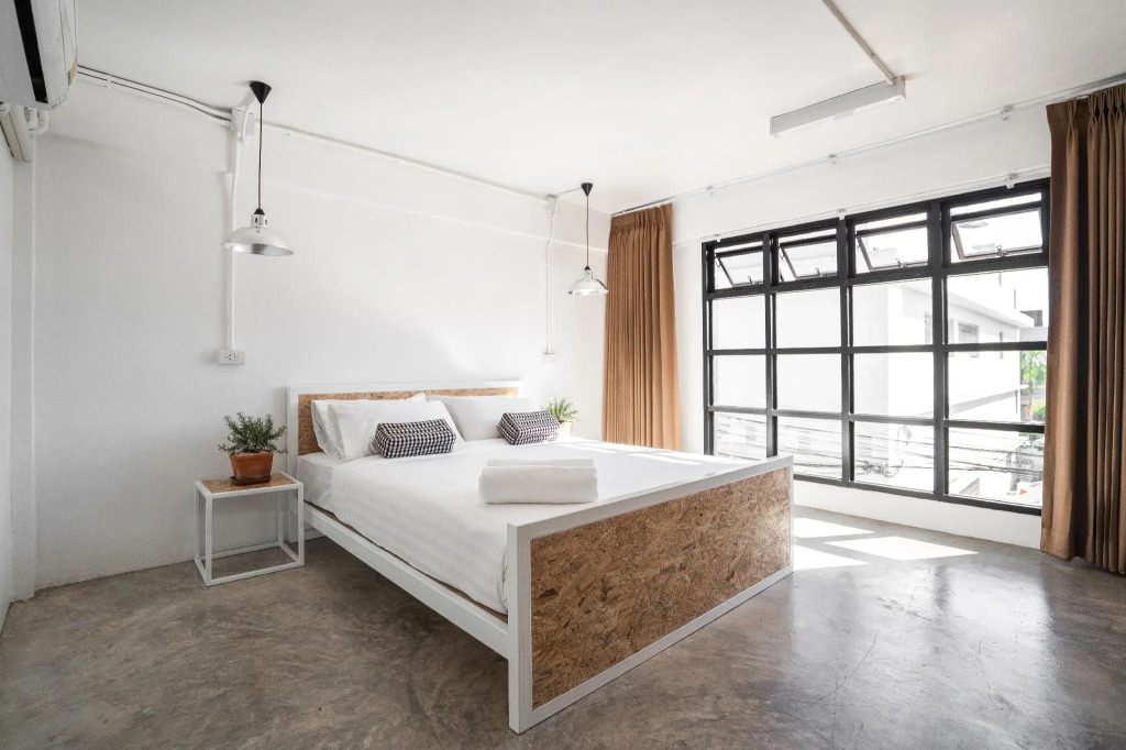 Baan Phuen Hostel & Rooftop Bar