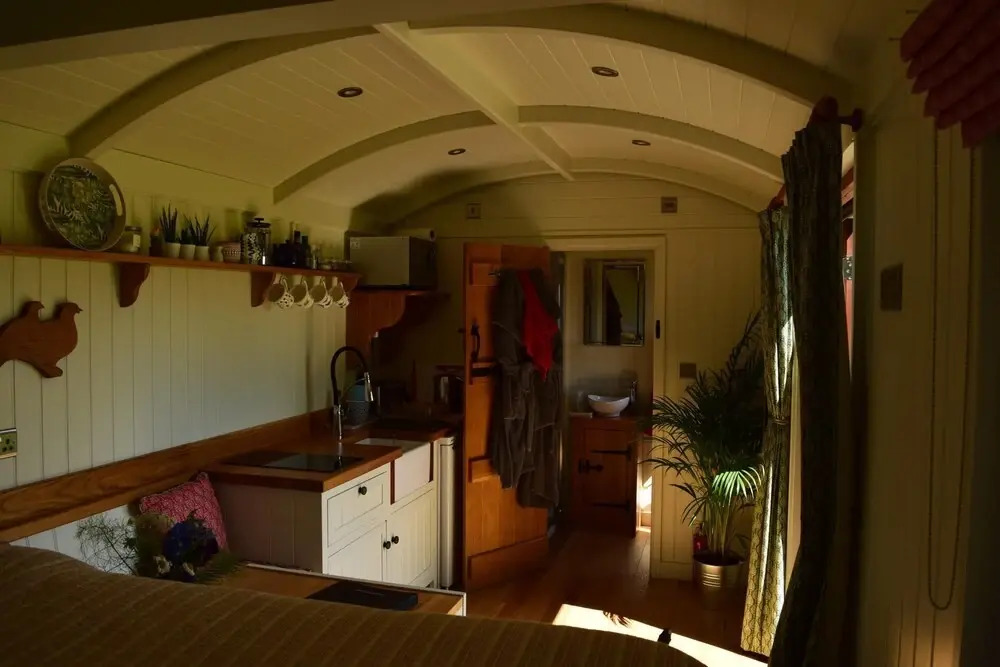 Shephards Hut With Hot Tub in the Cotswolds