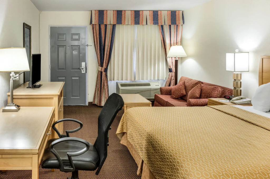 Desert Sands Inn & Suites
