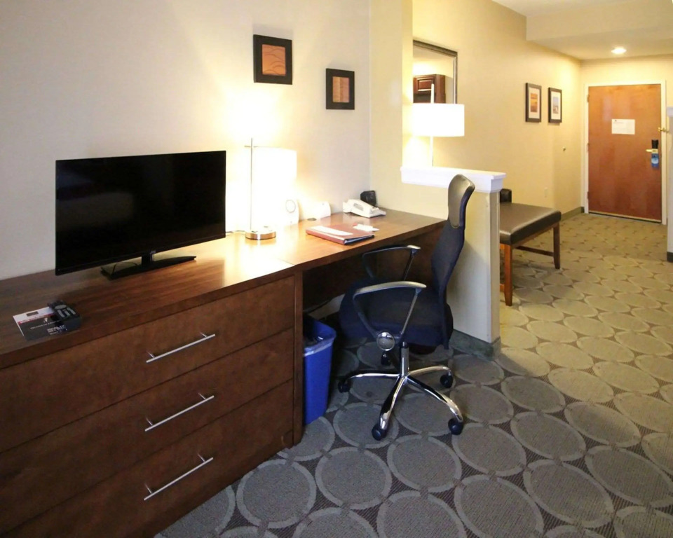 Comfort Suites Near University