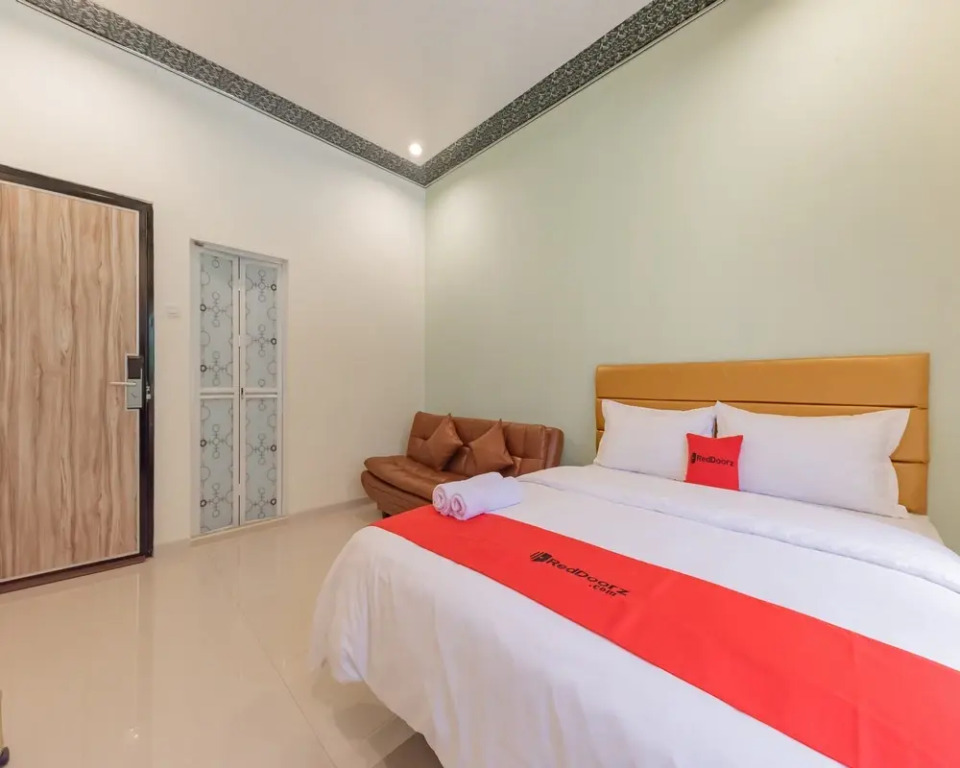 RedDoorz Plus near RSUD Gunung Jati Cirebon
