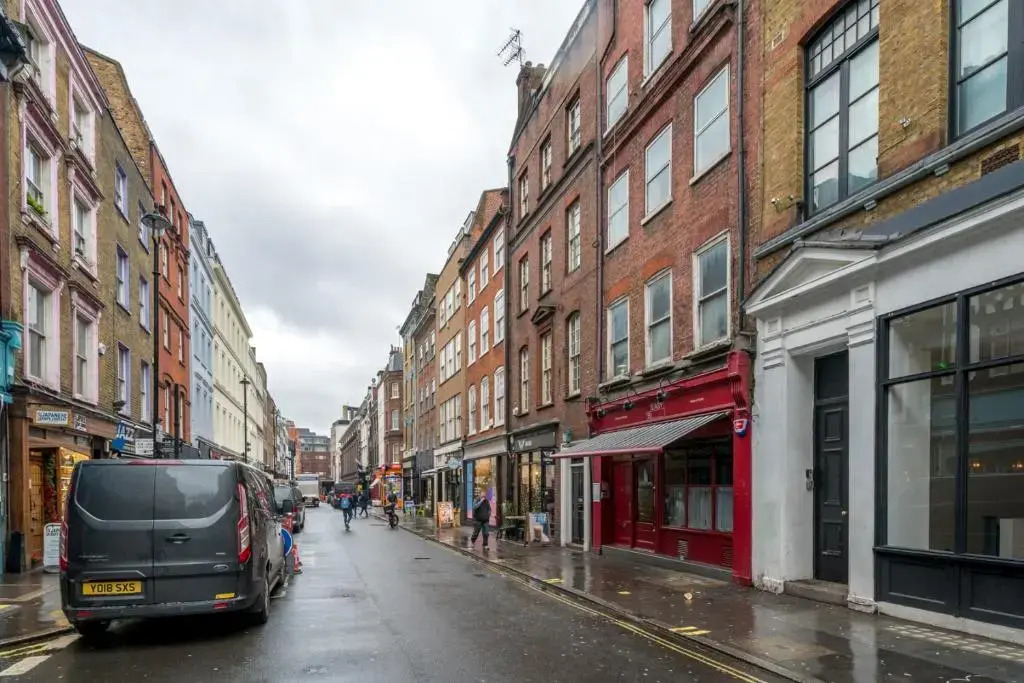 Oxford Street & Soho Square Apartment - Spacious Studio Suite, Full Kitchen, Two Double Beds, Stairs Access