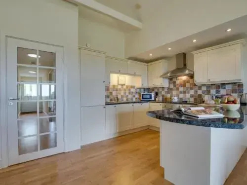 Holiday Home Edmonton.1