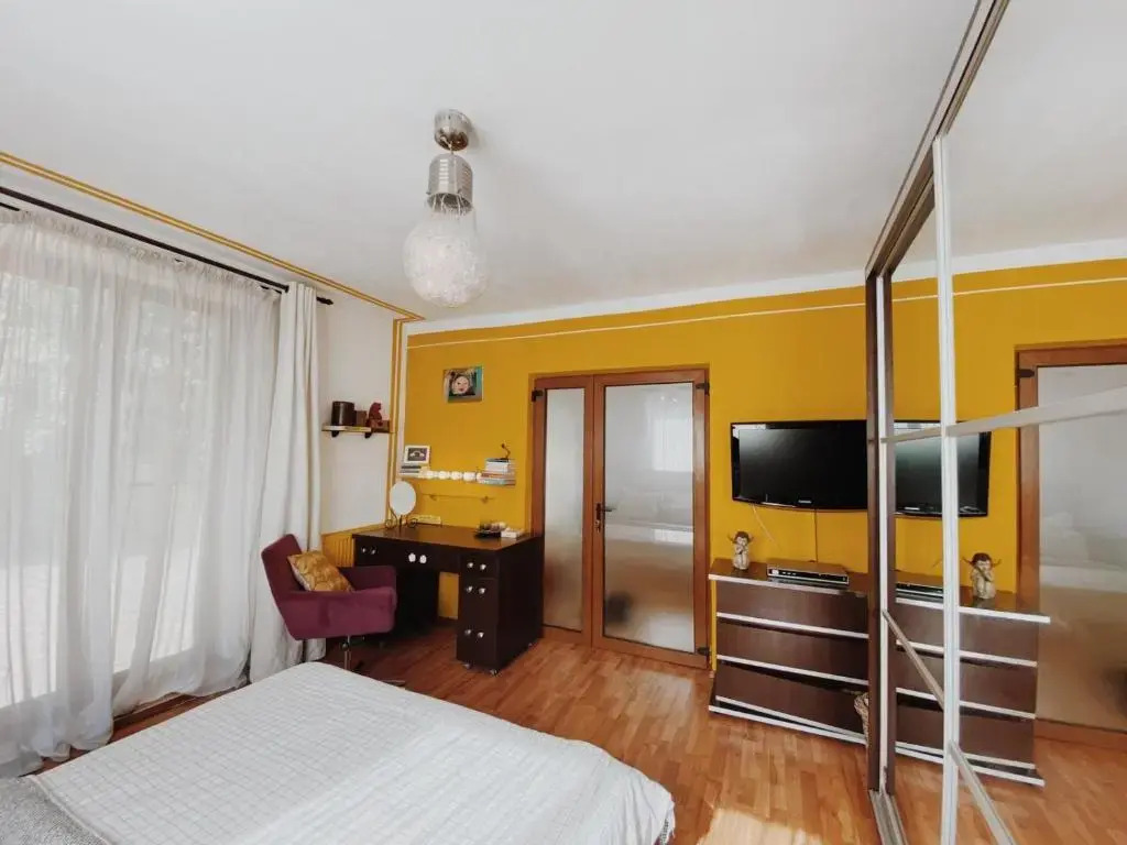 A cheerful 3bedroom villa, with free parking.