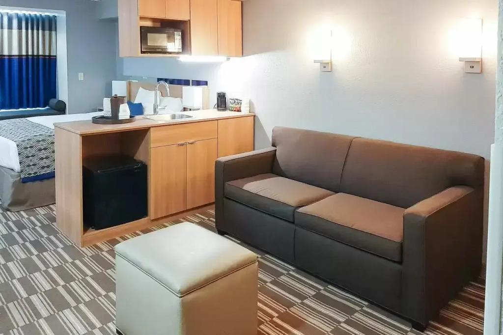 Russell Inn and Suites