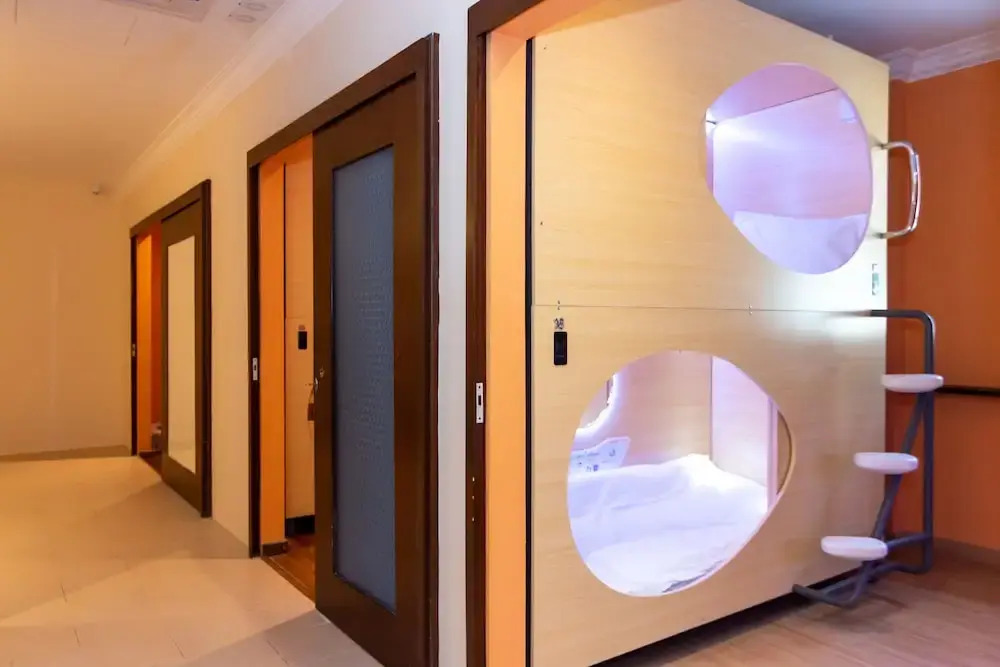 Momostay Capsule Hotel