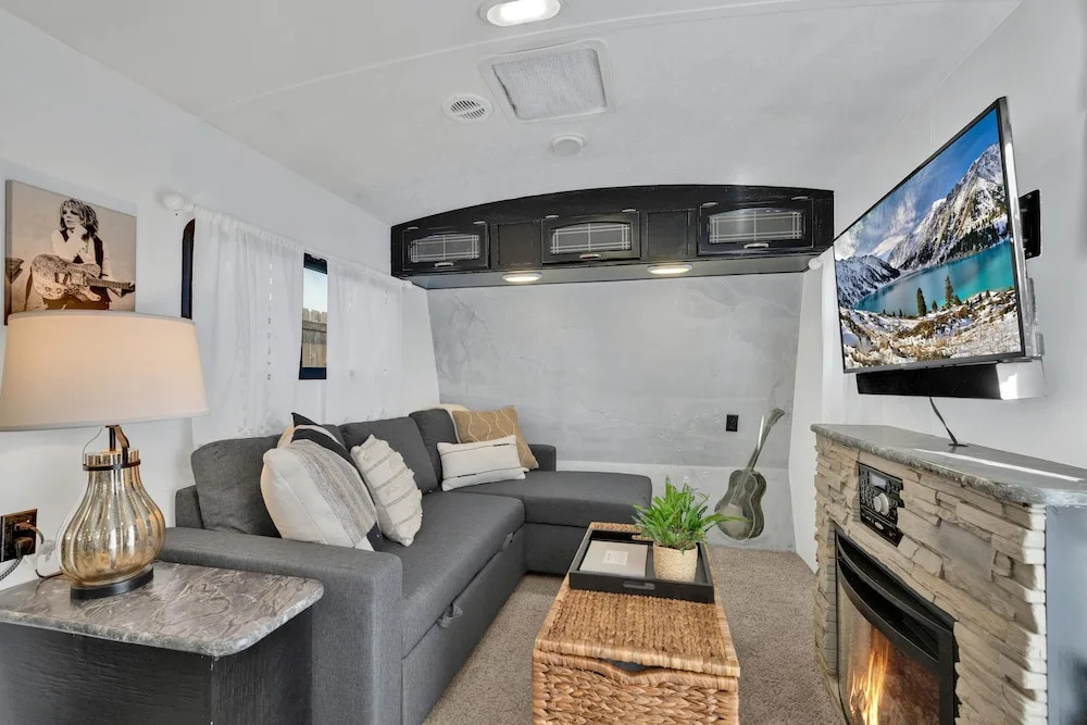 Lucinda Luxury RV With Hot Tub