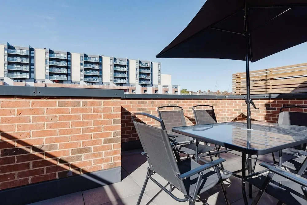 Watford - House - Sleeps 6 - Parking - Garden