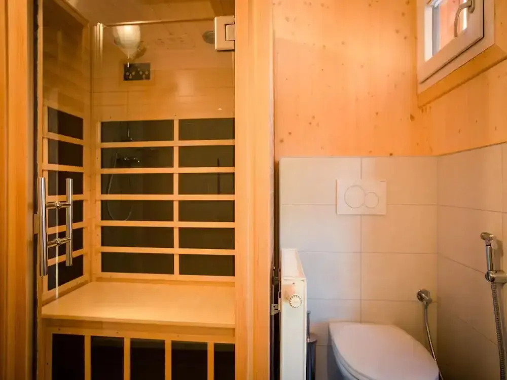 Spacious Chalet With hot tub