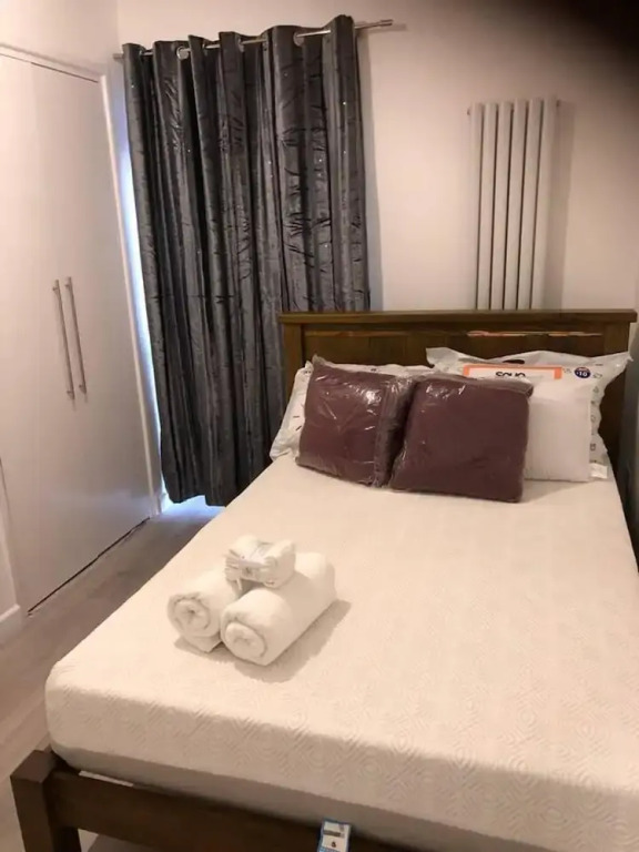 Stunning 1-bed Apartment With En-suite in Strood