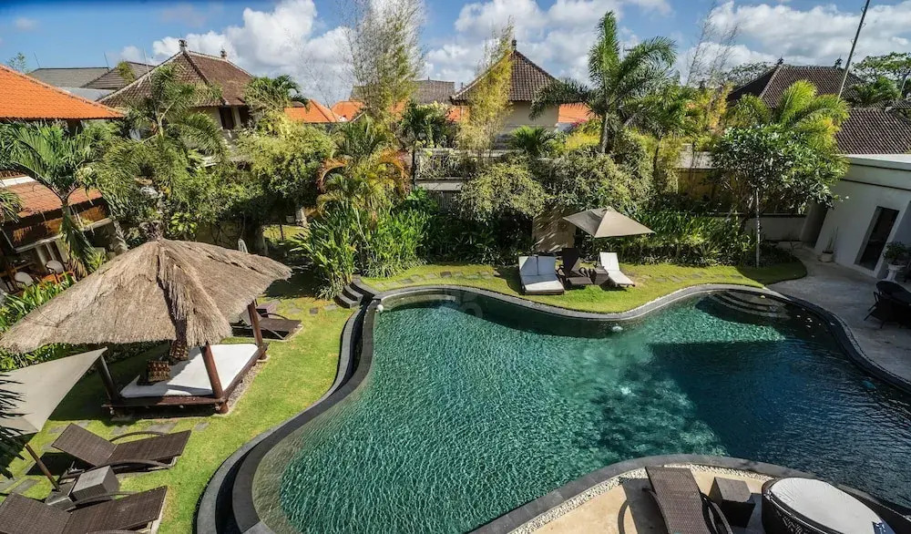 16 bedroom villa river side Legian