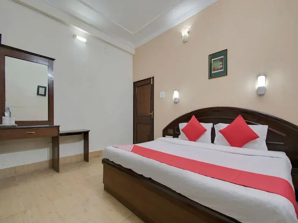 Oyo 26837 Hotel White House