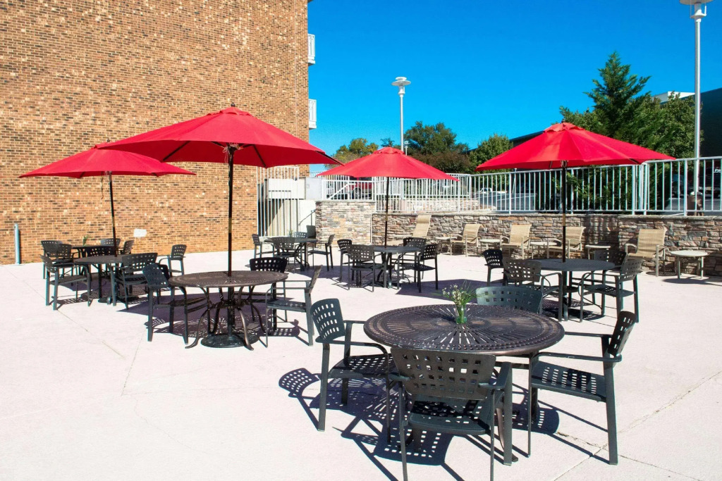 DoubleTree by Hilton Hotel Raleigh Brownstone University