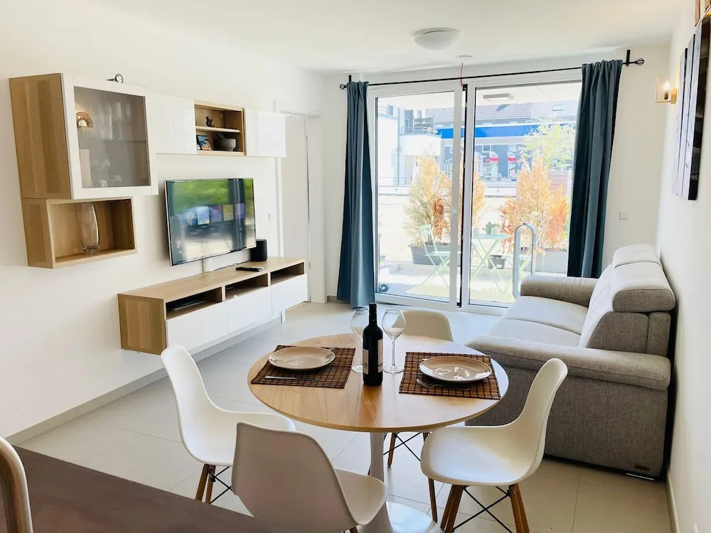Luxury 1 bedroom. Center Terrace&Parking