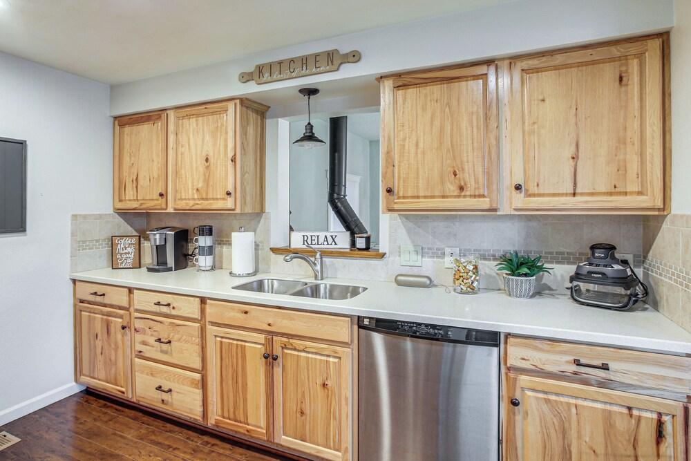 3 Mi to Coeur D'alene Lake! Cozy Mtn-town Getaway