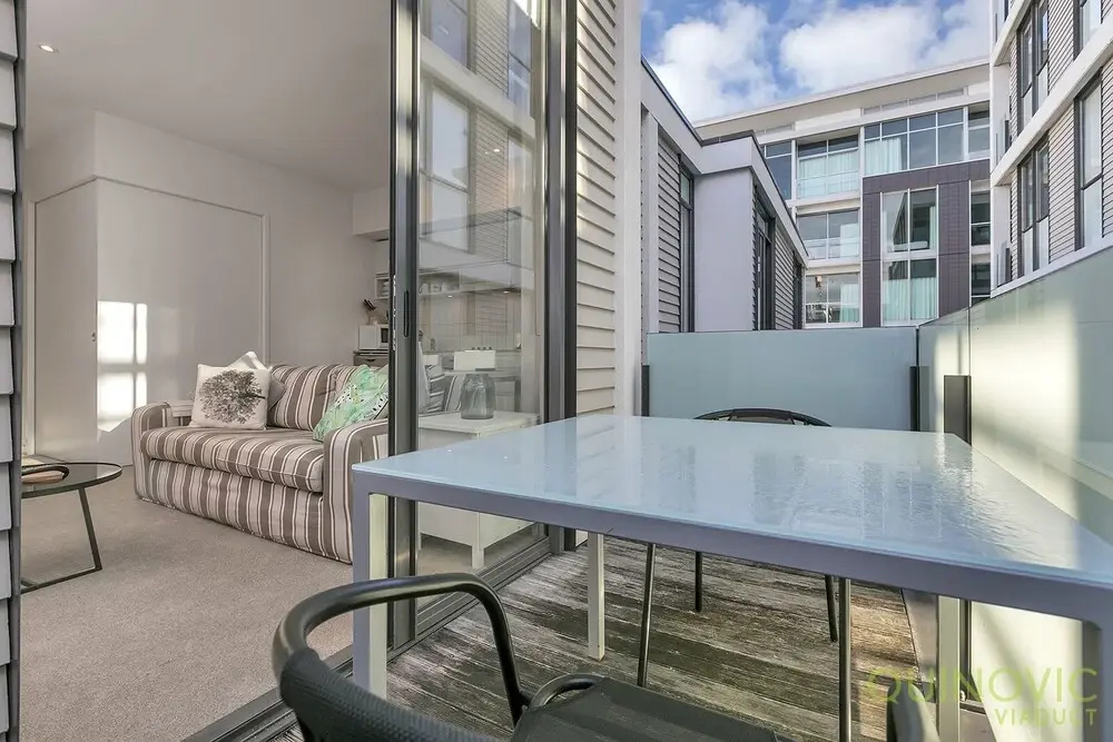 QV Refined Viaduct Harbour Apt - 879