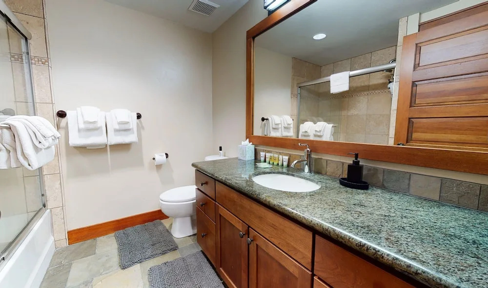 Red Slate Canyon - Modern 2-story Condo