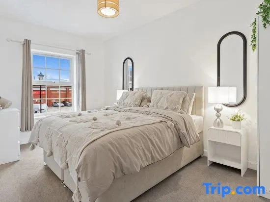 Free Parking | Families |Open plan | Contractors |