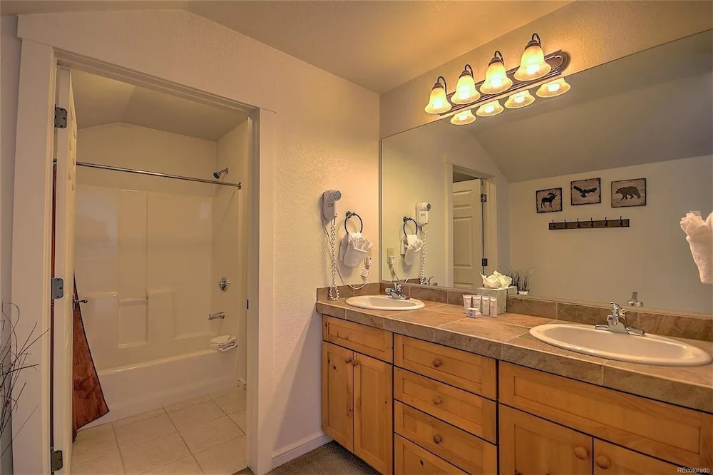 Luxury 3 Bedroom Townhouse Next To Keystone Lake, Free Shuttle, Hot Tub And Sauna
