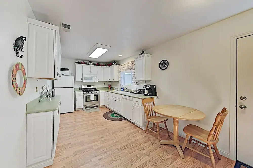 Corner Lot Gem W/ Hot Tub & Grill, Next To Shuttle 4 Bedroom Hotel Room