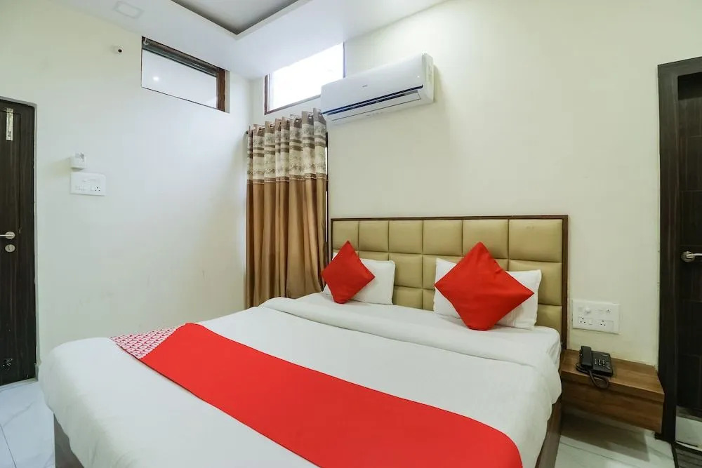 OYO 28789 Hotel Adarsh