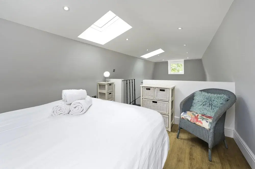 Charming Home With Patio Close to Wimbledon Park by Underthedoormat